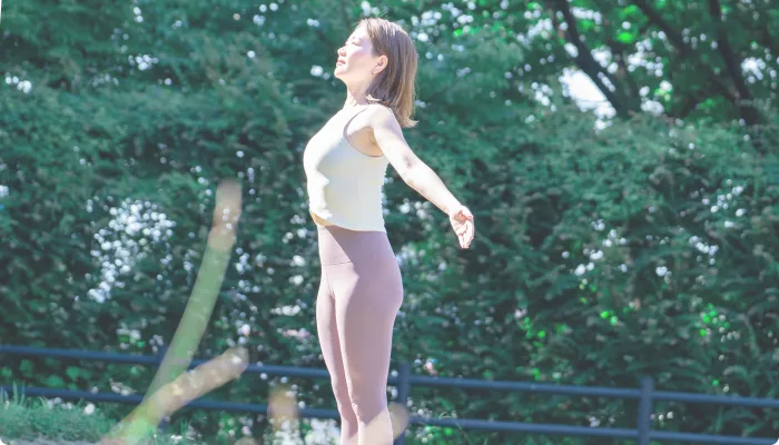 公園でストレッチをする女性